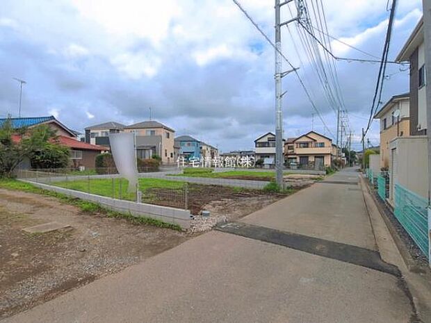 前面道路を含めた現地写真です。