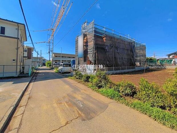 前面道路を含めた現地写真です。