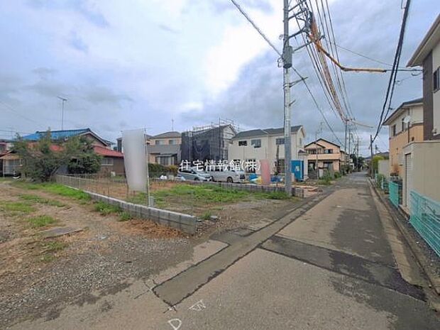 前面道路を含めた現地写真です。