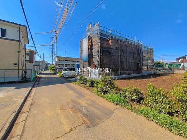前面道路を含めた現地写真です。