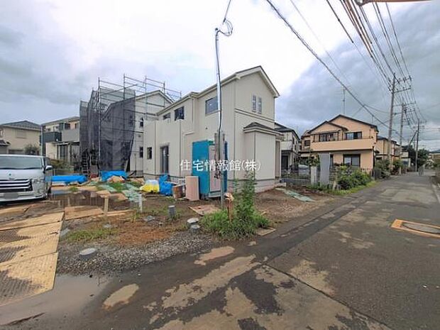 前面道路を含めた現地写真です。