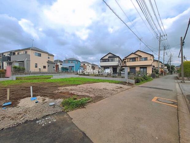 前面道路を含めた現地写真です。