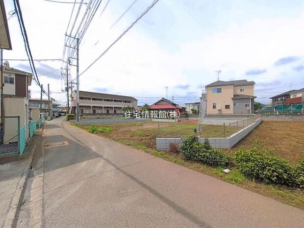前面道路を含めた現地写真です。