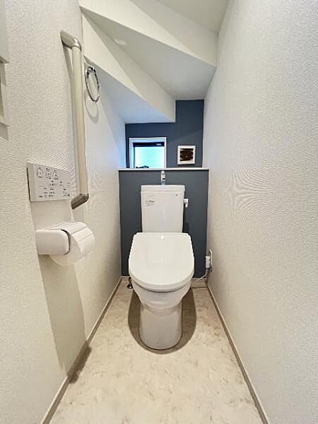 シャワー洗浄機能付のトイレは、清潔感が印象的な空間ですね。