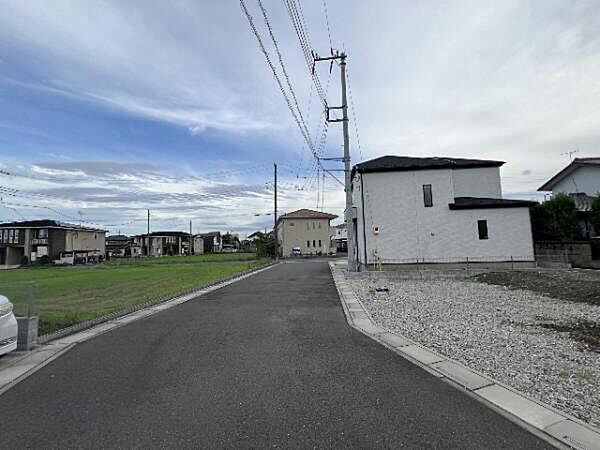 前面道路を含めた現地写真です。