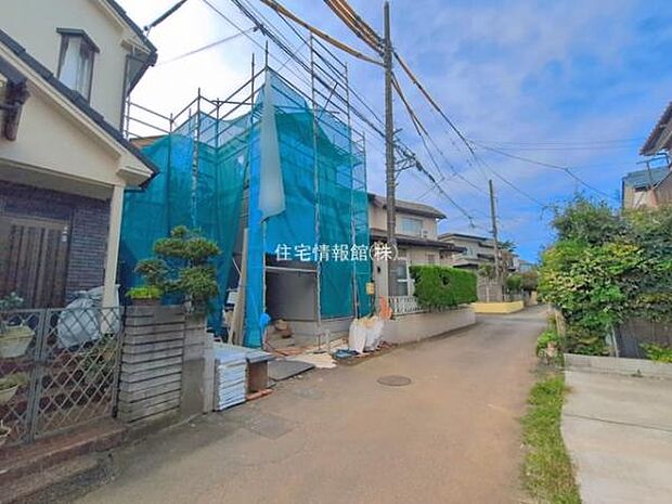前面道路を含めた現地写真です。