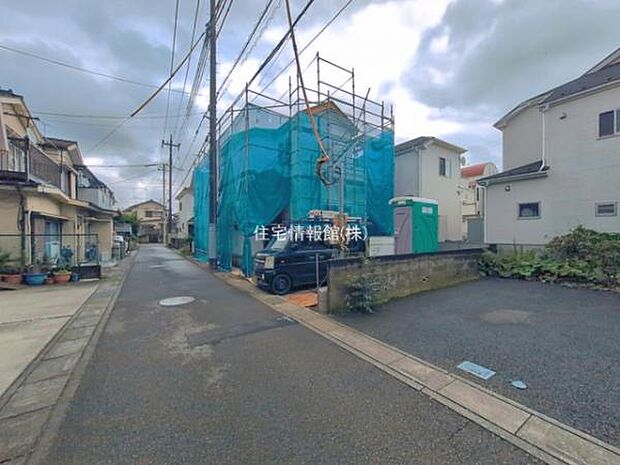 前面道路を含めた現地写真です。