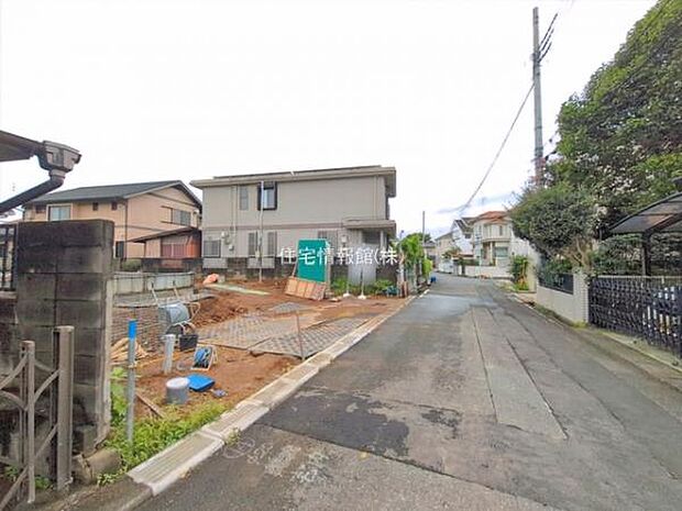 前面道路を含めた現地写真です。