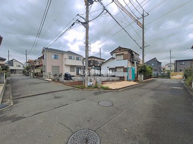 前面道路を含めた現地写真です。