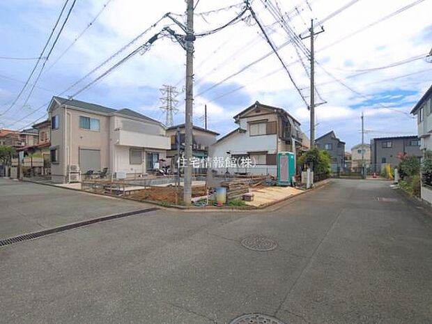 前面道路を含めた現地写真です。