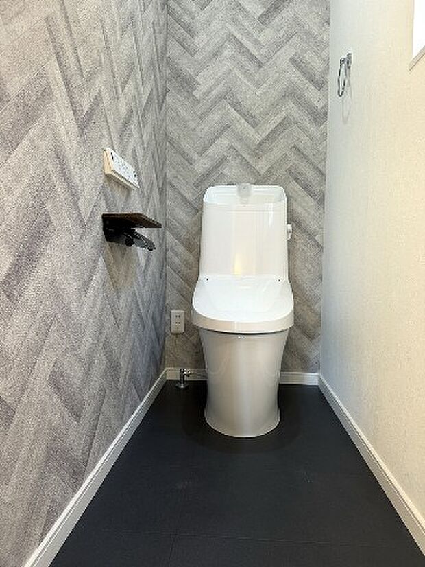 シャワー洗浄機能付のトイレは、清潔感が印象的な空間ですね。