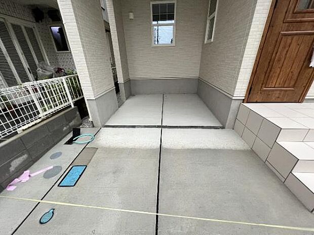 駐車場です。前面道路との高低差も少なく、スムーズに出入りできます。