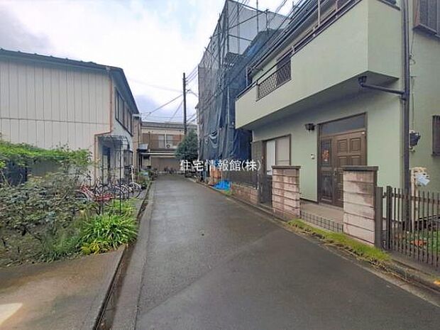 前面道路を含めた現地写真です。