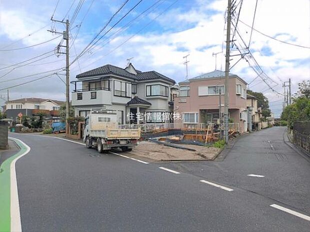 前面道路を含めた現地写真です。