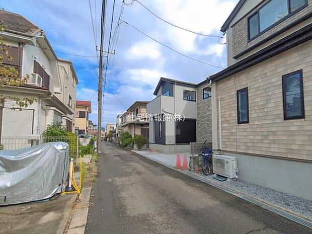 前面道路を含めた現地写真です。