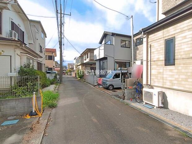 前面道路を含めた現地写真です。