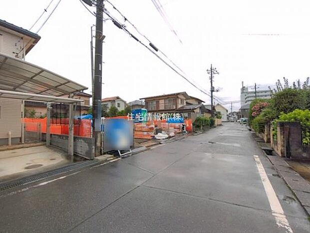 前面道路を含めた現地写真です。