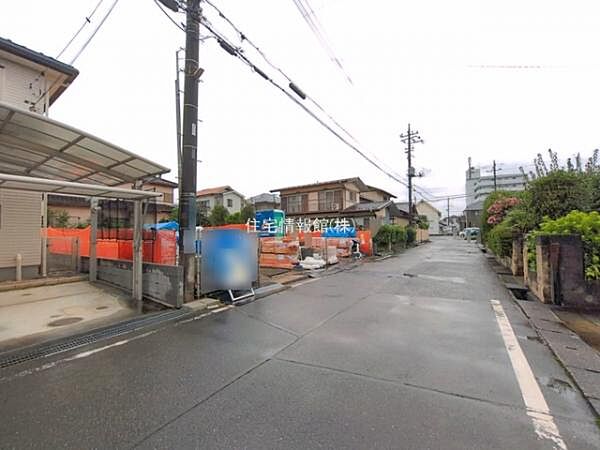 前面道路を含めた現地写真です。