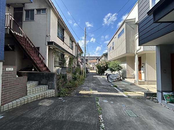 前面道路を含めた現地写真です。