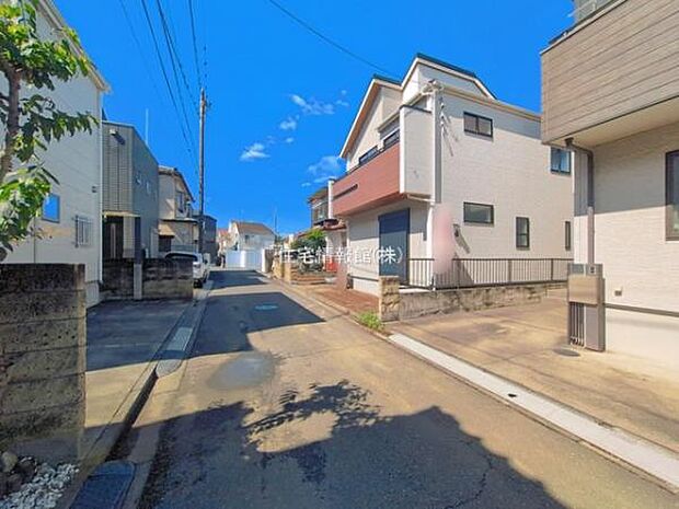前面道路を含めた現地写真です。