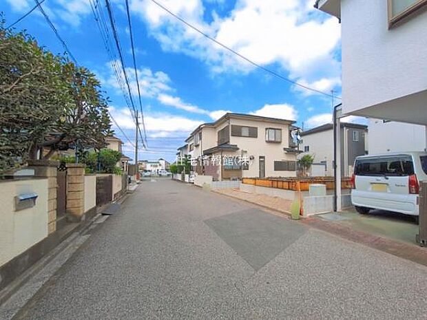 前面道路を含めた現地写真です。