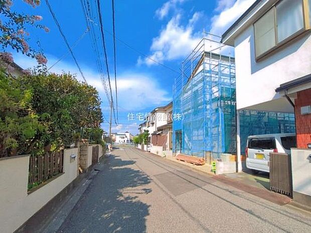 前面道路を含めた現地写真です。