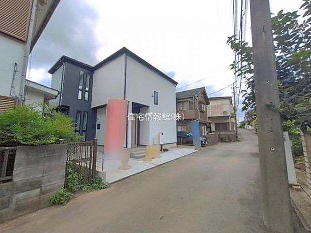前面道路を含めた現地写真です。