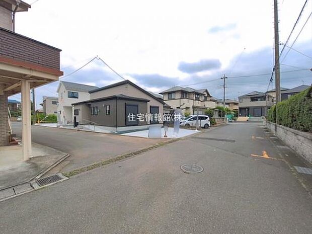 前面道路を含めた現地写真です。