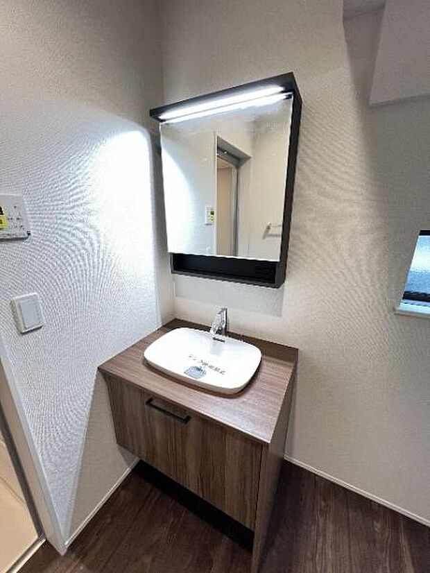 シャワー付き洗面化粧台です。手軽にシャンプーができ、お掃除もしやすいですね。