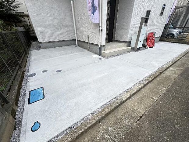 駐車場です。前面道路との高低差も少なく、スムーズに出入りできます。