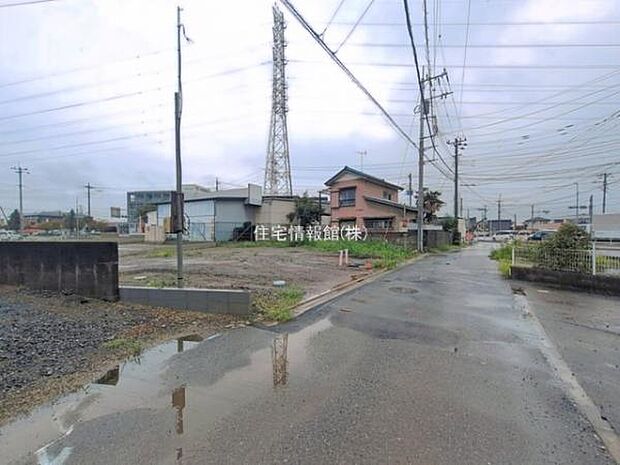 前面道路を含めた現地写真です。