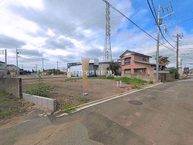 前面道路を含めた現地写真です。