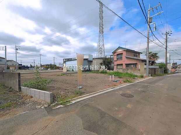 前面道路を含めた現地写真です。