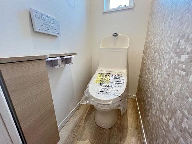 シャワー洗浄機能付のトイレは、清潔感が印象的な空間ですね。