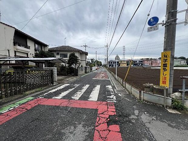 前面道路を含めた現地写真です。