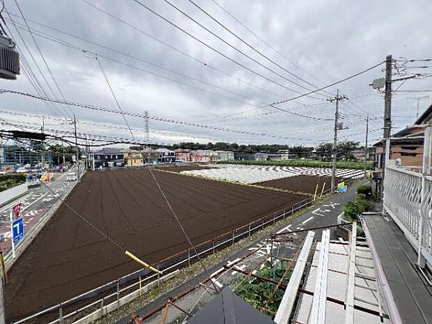 暖かい太陽の日差しを浴びる住まいです。