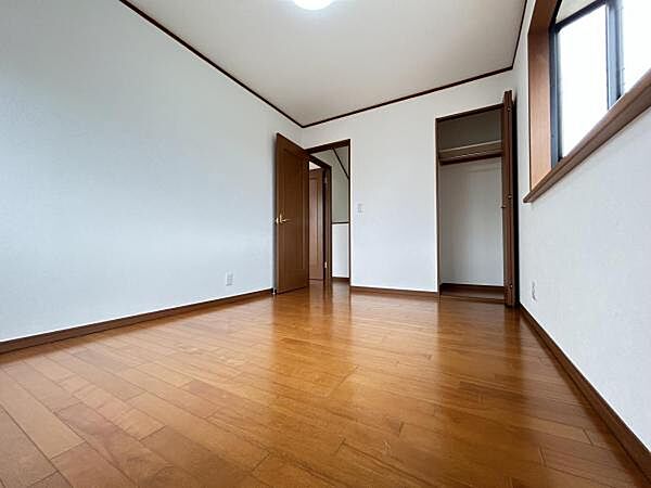 いつでもお部屋をスッキリお使い頂ける収納スペースを設置。