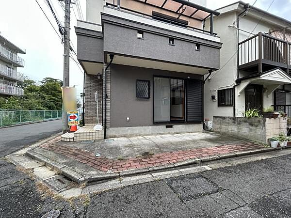 駐車場ももちろん完備しておりますのでお車所有の方にも心強いです。