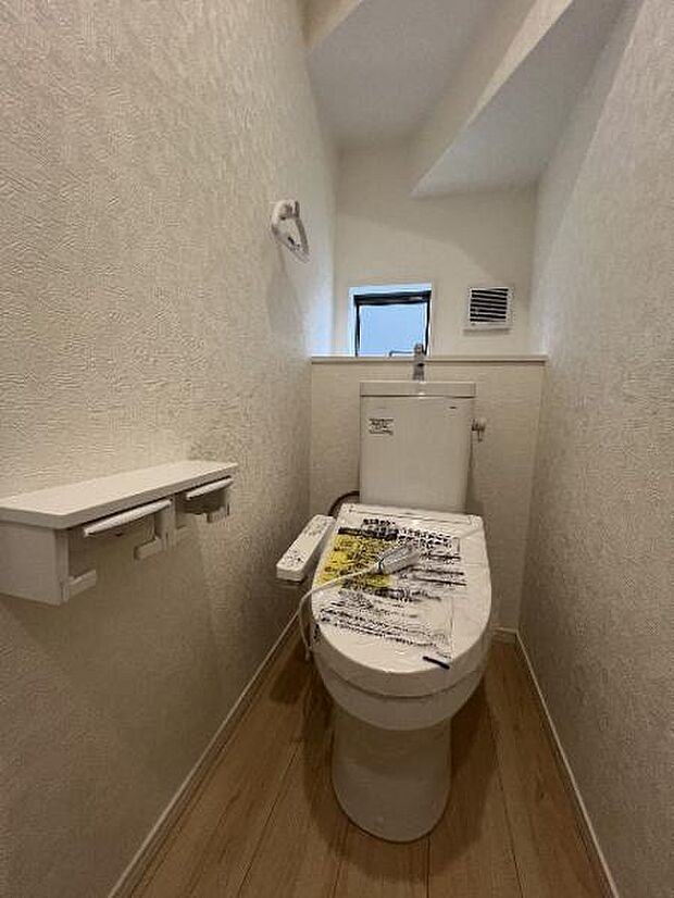 シャワー洗浄機能付のトイレは、清潔感が印象的な空間ですね。
