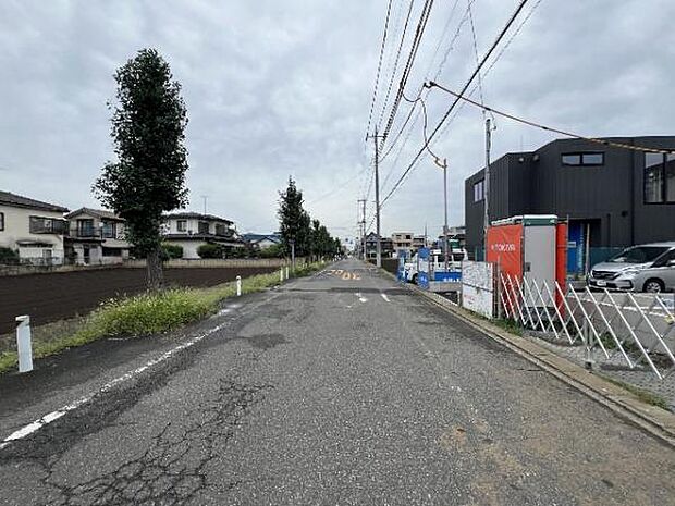 前面道路を含めた現地写真です。