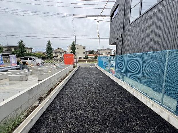 駐車場です。前面道路との高低差も少なく、スムーズに出入りできます。