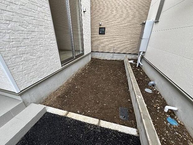 お庭があり開放感たっぷりです。季節のお花を楽しんだり、家庭菜園もお楽しみいただきます。