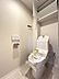 トイレ：シャワー洗浄機能付のトイレは、清潔感が印象的な空間ですね。
