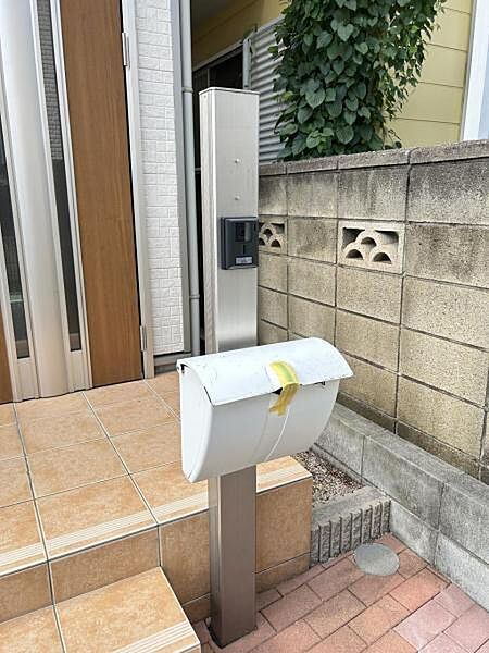 TVドアホンとポストが付いた門柱です。