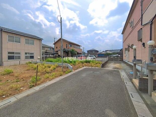 前面道路を含めた現地写真です。