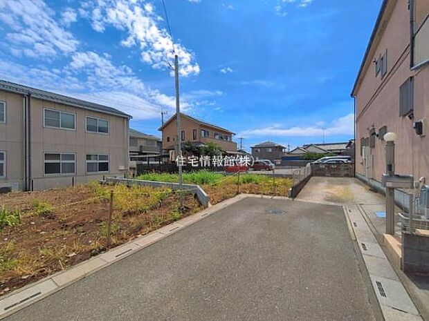 前面道路を含めた現地写真です。