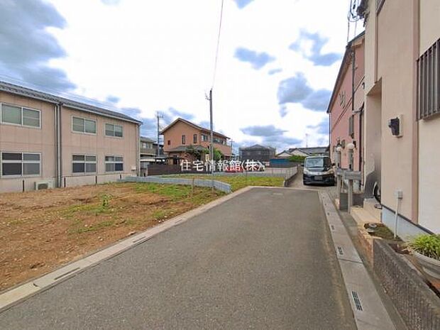 前面道路を含めた現地写真です。