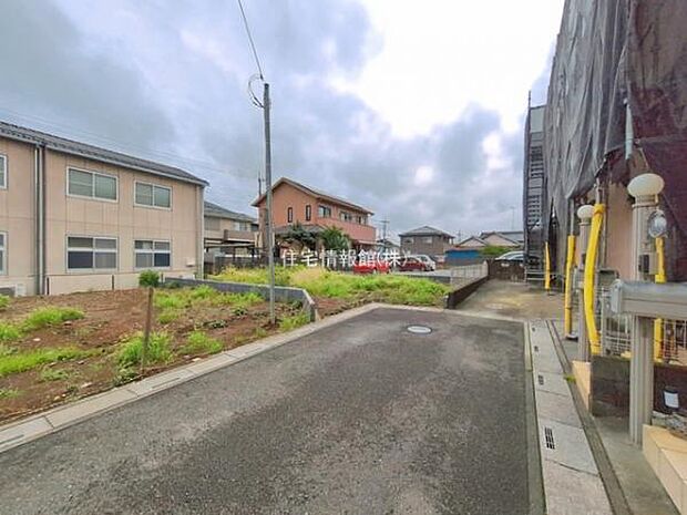 前面道路を含めた現地写真です。