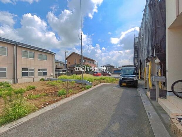 前面道路を含めた現地写真です。