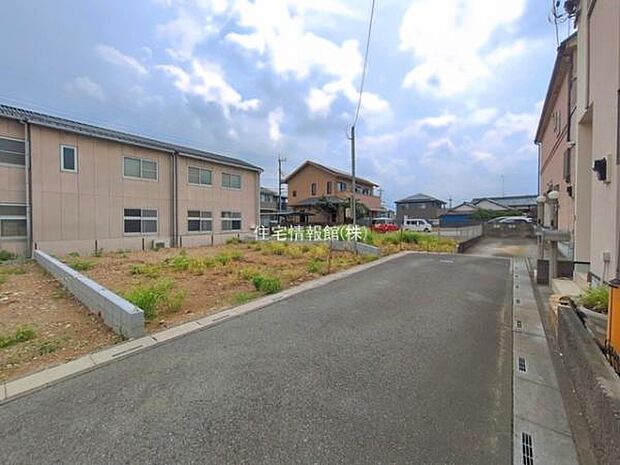 前面道路を含めた現地写真です。